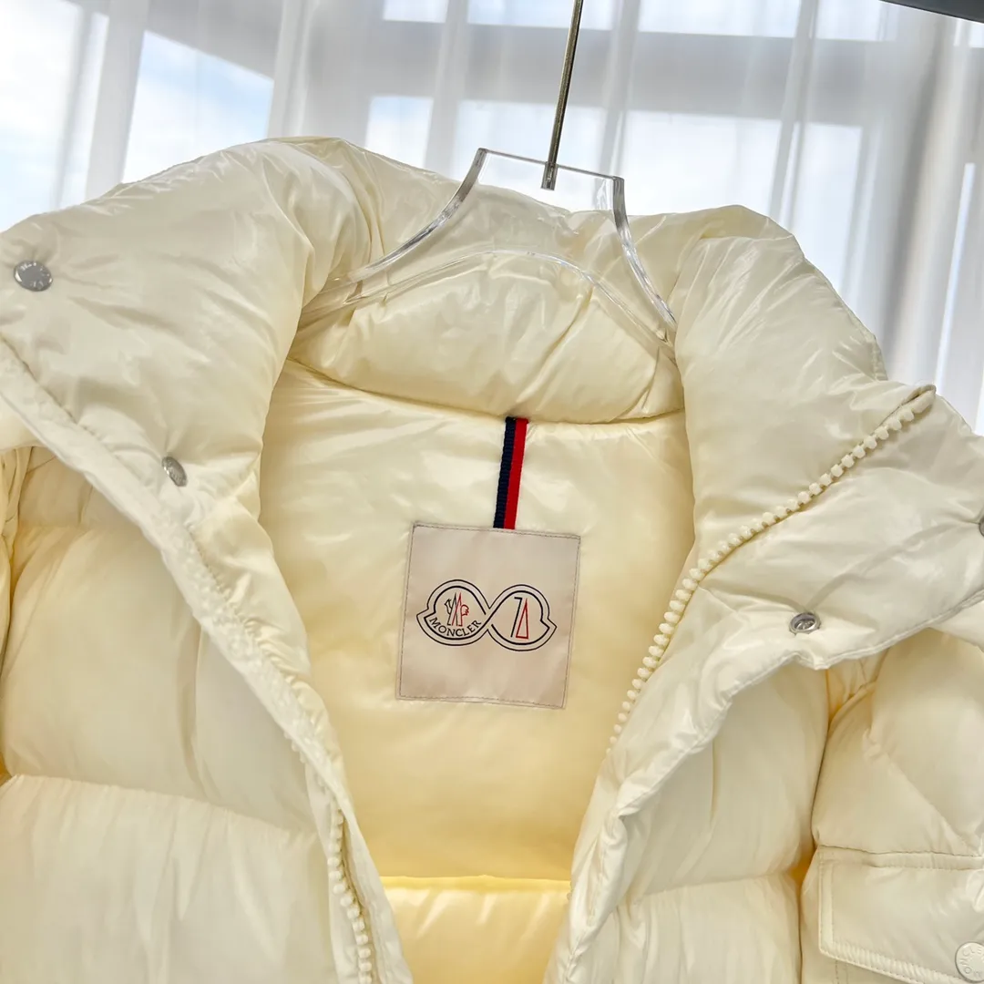 P390 Moncler/ 2026 70 、 。 DNA ， ， 。 Classic ， 、 。 Classic 70 。 Quality， 90 ，Premium Quality ， ，Black ！ Sizes M-3XL